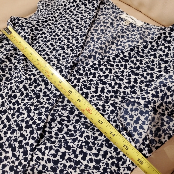 Monteau medium blouse floral v-neck flowy top ruffle shirt navy white flowers - Picture 16 of 16